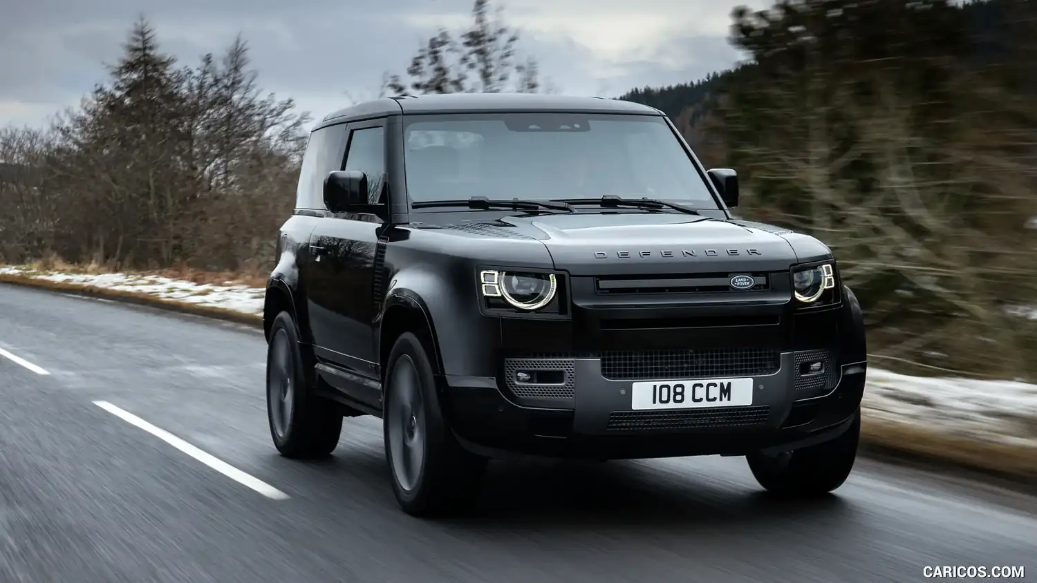 Land Rover Defender 90 siyah, kar yolunda