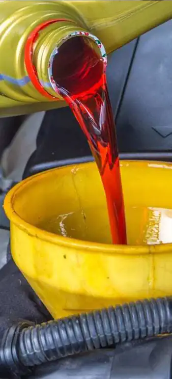 Kırmızı otomatik şanzıman yağı yakın görünüm