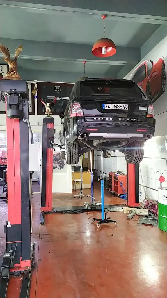 Kartal DSG Mekatronik atölye içi — Range Rover Sport liftte, şanzıman servisi